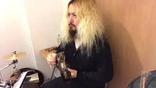もう後戻りできないタンバリン奏者がボラーレを叩きました
