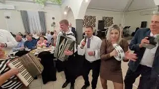Tę piosenkę Wszyscy uwielbiają ŚPIEWAĆ - BIESIADA z Kapelą Stąporkowską 