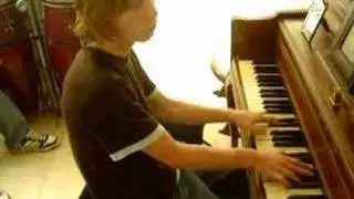 dominic tocando el piano sobrio