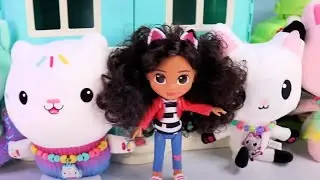 Arts and Crafts with Gabby's Dollhouse, Making DIY Charm Necklace with Pandy