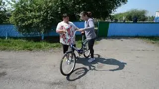 Амурская школьница без ноги ловко управляет велосипедом