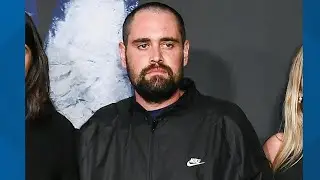 Ник Райнер появился в суде в халате, предотвращающем самоубийства, на шокирующем первом слушании.