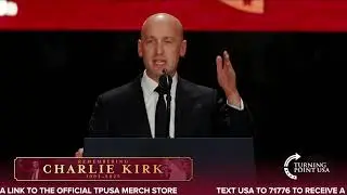 🇺🇸 Стивен Миллер выступает на Мемориале Чарли Кирка в Turning Point USA в Глендейле, штат Аризона.