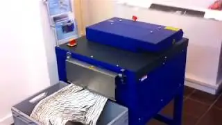 Schreddern von Kartonagen mit dem Kartonschredder f&uuml;r F&uuml;llmaterial