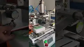 Small flat surface labeling machine