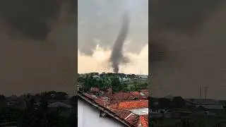angin puting beliung kedatangan nya susah untuk di prediksi #angin #shorts #anginputingbeliung