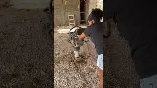 Olha nele se batendo com essa m&aacute;quina #Piso #Obra #Condi&ccedil;&atilde;o #MulherNaObra #Pedreiro