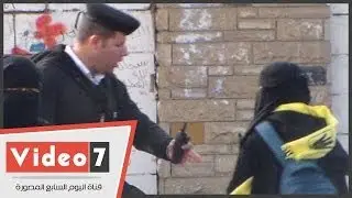 بالفيديو..إخوانية منتقبة تحاول التهجم على ضباط الشرطة أثناء أداء الصلاة