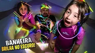 FIZ UMA BANHEIRA NEON QUE BRILHA NO ESCURO COM MINHAS FILHAS - PAI TAMBÉM VLOGA