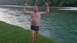 Bad T&ouml;lz Bergfl&uuml;&szlig; Isar.Schwimmen ohne Angst Купание в горной речке Изар в Бад-Тёльц Бавария