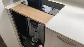 Полностью электрическая кухня для автодома с двойной индукционной плитой мощностью 1800 Вт и 1500 Вт, фритюрницей и льдогенератором мощностью 2000 Вт, все работает одновременно.
