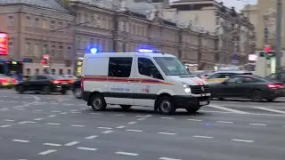 Moscow emergency gaz service responding with siren, horn, flashing lights 
