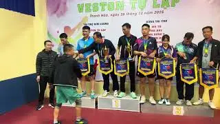 Trao Cup cho nh&agrave; V&ocirc; Địch giải Veston Tự Lập