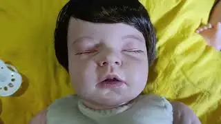 Troquinha do beb&ecirc; reborn . Passando len&ccedil;o umedecido 😍🥰