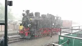 etwas Regen bei der SDG L&ouml;snitzgrundbahn. Radeburg Hbf