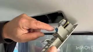Changing the interior lights in the rear of a 2007 Toyota Alphard. 