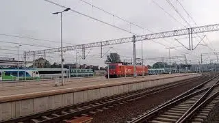 388 065 z platformami przejeżdża przez stację Rzeszów Gł. 13.09.2025