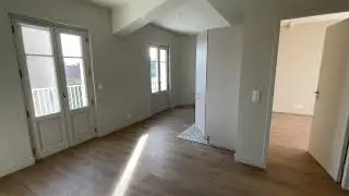 APPARTEMENT 2 PIECES A LA LOCATION LONG TERME AU TRAYAS. PARKING.