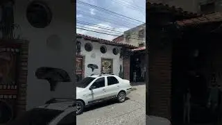 Street scene in Merida, Venezuela & classic old salsa song playing