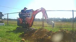 Миниэкскаватор Kubota k008 роет траншею в Белооострове.