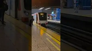 Metro De Santiago | L&iacute;nea 1 | NS-07 N&deg;2108 Ingresando a la Estaci&oacute;n Los H&eacute;roes.
