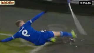 Vardy breakes corner flag on goal celebration. Sheffield United vs Leicester City - Rompe banderin.