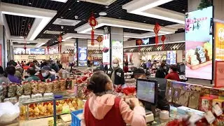 Shanghai residents busy stocking up on food for Spring Festival