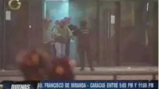 5de7. Chavistas Disparando en Caracas. Av. Francisco Miranda