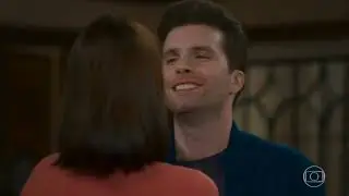 Alan e Kyra trocam beijos