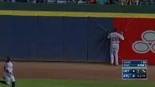 DET@ATL: J.D. Martinez tracks down a deep fly ball