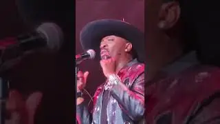 Anthony Hamilton performing (I can&rsquo;t stay away )good music good vibration