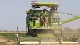 combine harvester in MP cutting wheats season 👌👌#short