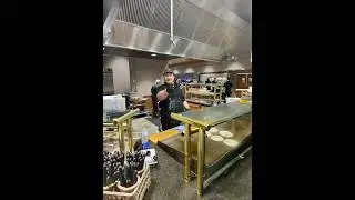 Я попробовал самый большой блин на самом большом шведском столе в США 🥞