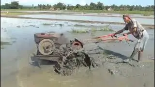Dua Traktor Sawah Ngebut meratakan lahan dalam