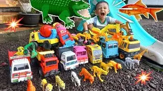 zayn punya banyak mainan truk pasir, excavator, buaya, ikan, prosotan, truk molen, singa, sapi, kuda