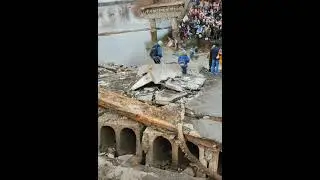 Ирпень. Эвакуация через взорванный мост. Irpin. Ukraine. Evacuation across the blown up bridge.
