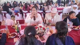 Los Novios disdrutando de un Rico mole / Mesón de Guadalupe San Juan Mixtepec Juxtlahuaca Oaxaca 