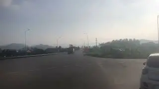 [17559]Đang kh&ocirc;ng c&ograve;i mghe, nh&igrave;n thấy xe kịp lắm hơi xe đầu k&eacute;o, kh&ocirc;ng mở được m&aacute;y quay kịp. Hụt Xe
