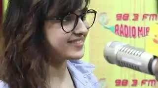 Shirley Setia on Radio Mirchi.. Surprise her Fan