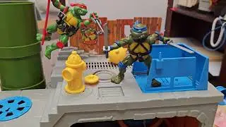 Testing Playmates Classic TMNT Sewer Lair Playset's Compatibility with New Remastered Figures