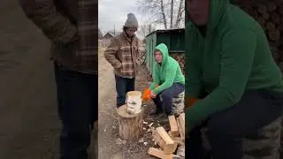 ВОВОЧКА РУБИТ ДРОВА СИДЯ: &laquo;Лежа пробовал &mdash; не получается!&raquo; 😂🪓#юмор