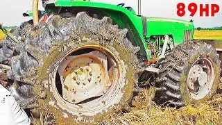 Трактор John Deere 5715 за работой в поле.