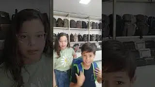 juninho e Maria mostrando a bolsa do Mario brods.