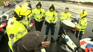 Politieagenten leren schieten op de motor