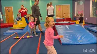 София в Little Gym, играет с мячами, мыльными пузырями, лазает и карабкается 👏/ Little Gym