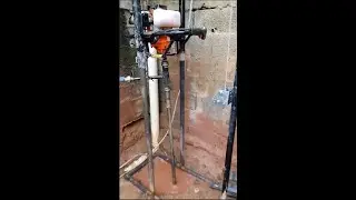 Perfuratriz de poço artesiano a gasolina.