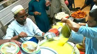BOHRI KAKA SOUP | Most Famous Chicken Papdi Soup Of Karachi | Pakistani Street Food