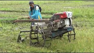 Traktor Sawah Gelebeg Tanahnya Keras Tertutup Rumput Kerjaan Makin Lama
