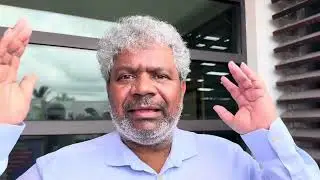 Le député Ratenon au commissariat de police de Saint-André