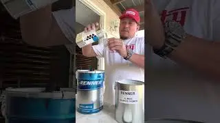 Cómo preparar o mezclar Renner primer antes de aplicar en gabinetes de cocina.